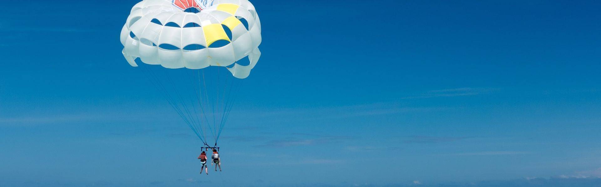 Le parachute ascensionnel à l'île Maurice (parasailing)