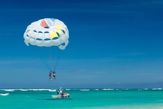 Le parachute ascensionnel à l'île Maurice (parasailing)