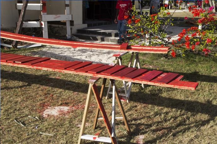 peinture des planches du toit de l'église