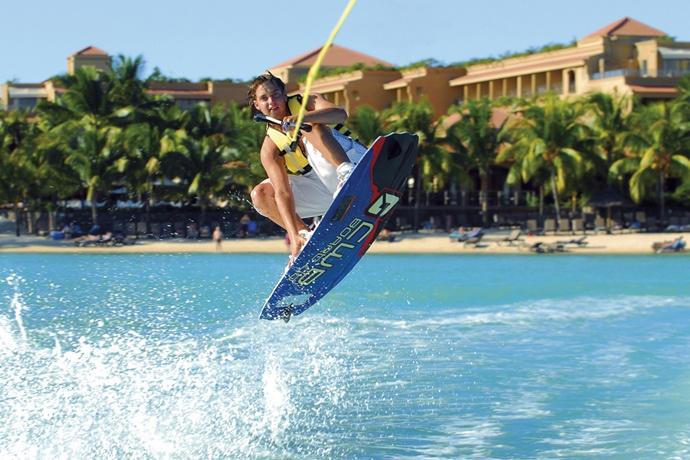 Ski nautique dans la Baie
